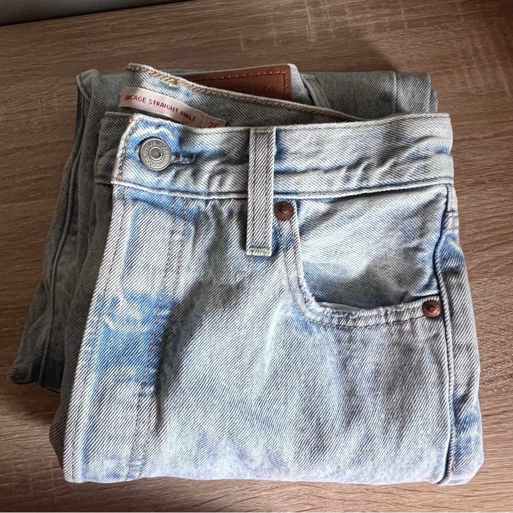 Levi’s Ribcage Straight Ankle Jeans 26 High Rise Light Wash Distressed Raw Hem